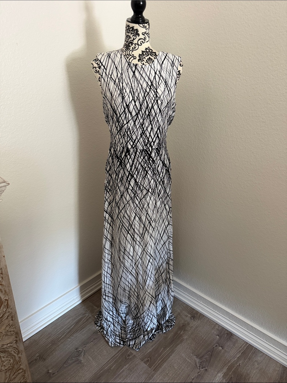 BNWT BCBG Max Azria Chloe’s Sleeveless Black & White Patterned Maxi Dress size 8